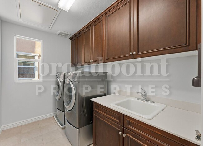 Building Photo - 1672 N Las Flores Dr