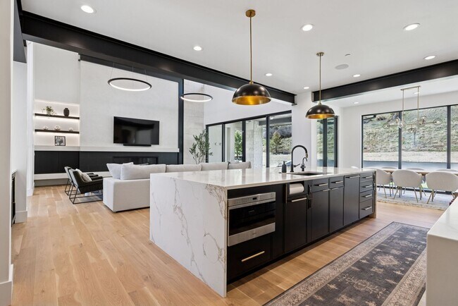Building Photo - 7705 Dante Dr