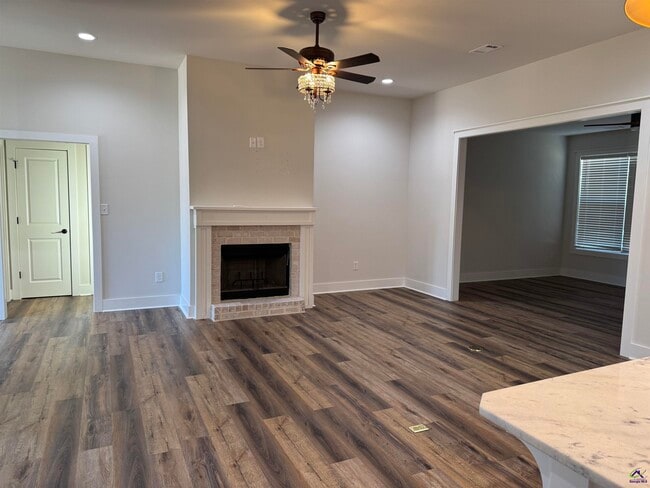 Building Photo - 405 Echo Ln