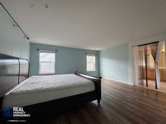 Building Photo - Spacious 5-Bedroom Home with 3-Car Garage & Fenced Yard in Kent!!