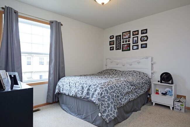 Building Photo - Spacious 4-Bed 3.5-Bath in Blaine - Available 6/10!