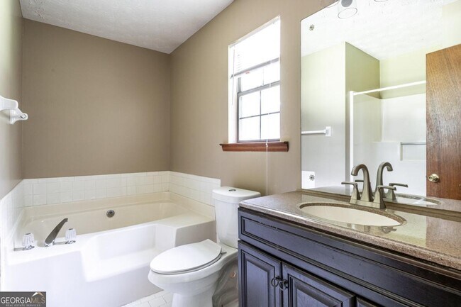 Building Photo - 310 Summerwood Ln