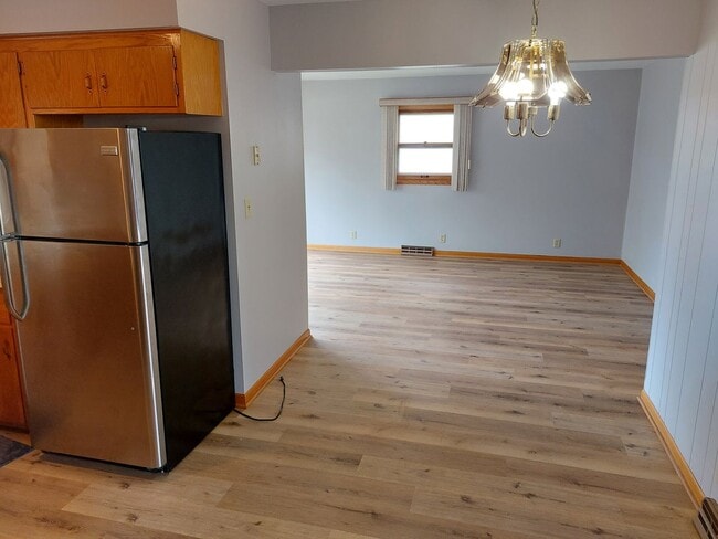 Building Photo - 3 bedroom 1.5 bath home with attached 1 ca...