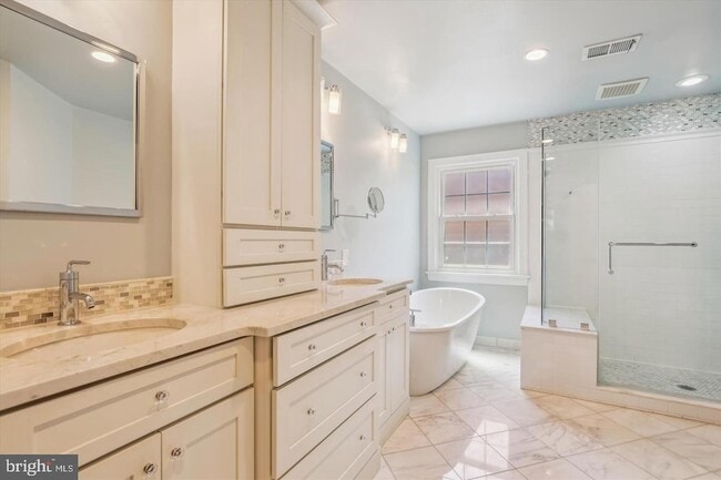 Building Photo - 1596 N Colonial Terrace