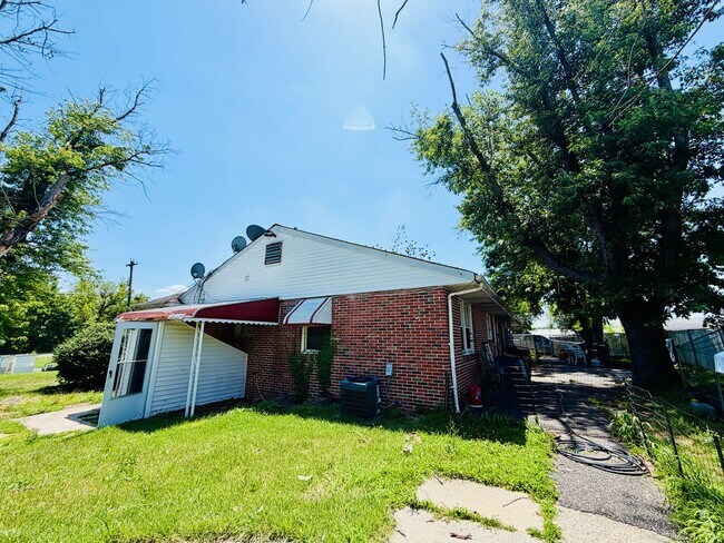 Building Photo - 501 Spring Rd