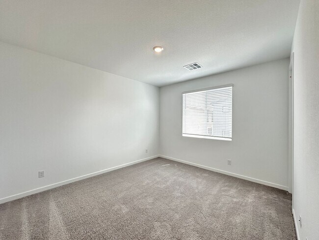 Building Photo - 563 Mountain Robin Ave