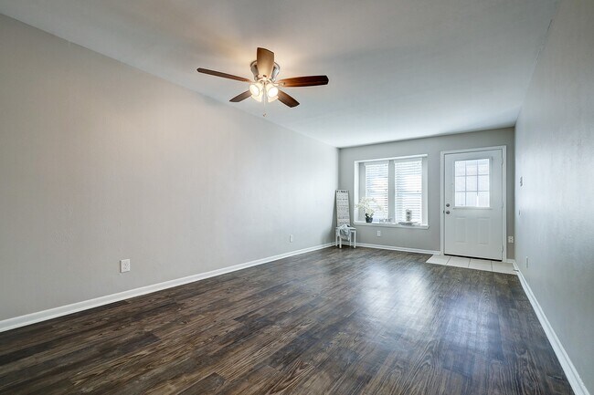 Building Photo - 7913 Ellinger Ln