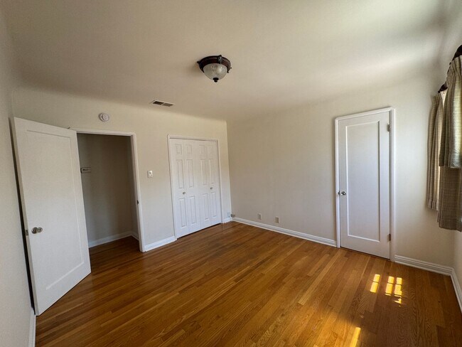 Building Photo - LOVELY 4BD 1,5BA HOME W/Large Backyard