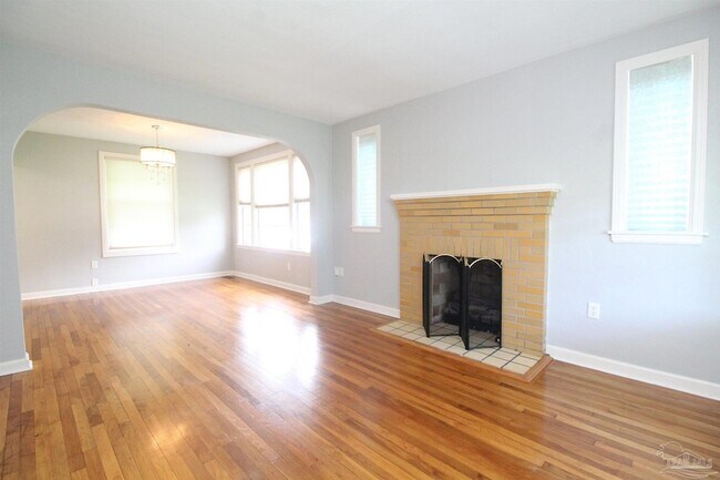 Building Photo - 1221 E Hernandez St