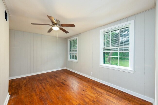 Building Photo - 1702 W Crockett St