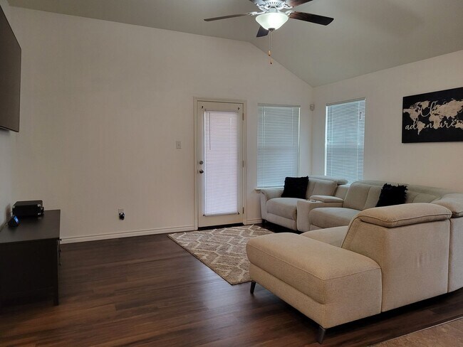 Building Photo - Open floor plan & small pets allowed! 3BD/...