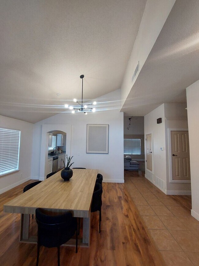 Building Photo - 4 BEDROOM 2 BATHROOM HOME 3 CAR GARAGE HOM...