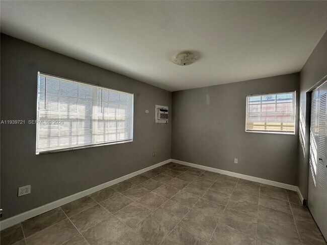 Building Photo - 15020 NE 6th Pl