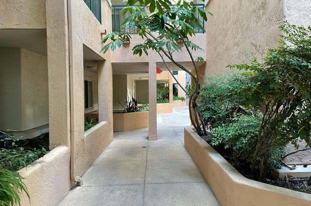 Building Photo - 640 Camino De La Reina