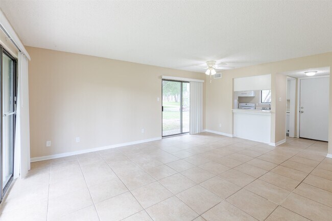 Building Photo - 15919 Golf Club Dr