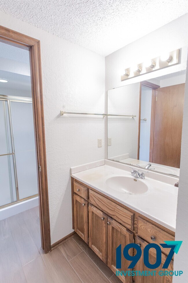 Building Photo - 2102 Briarcliff Dr