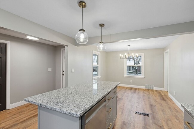 Building Photo - 10 Appleridge St