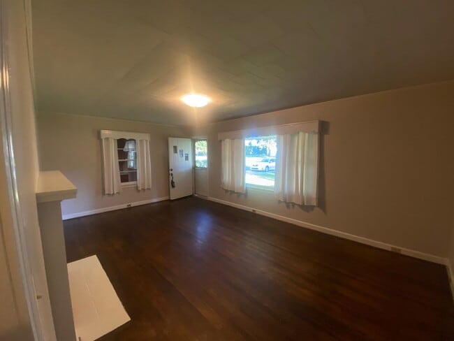 Building Photo - Nice 2 bedroom 1 bathroom home very close ...