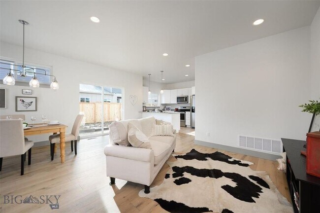 Building Photo - Gorgeous Townhouse - 3 Bedrooms and 2 1/2 Bathrooms