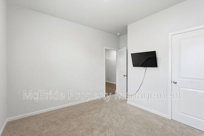 Building Photo - 715 Hollis Ave