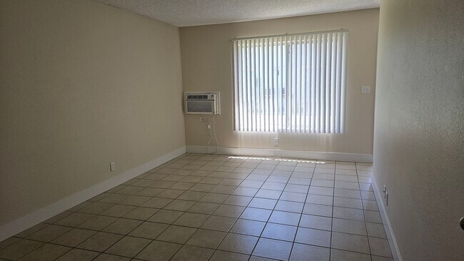 Building Photo - 1324 W Winn Dr