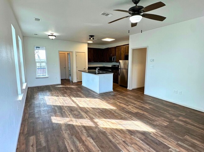 Building Photo - Charming 3 Bed 2 Bath Home - Fenced Backyard!