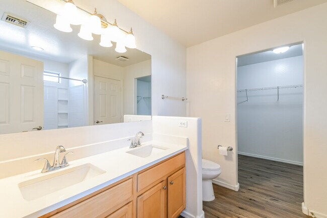 Building Photo - 2552 E Meadow Lark Way