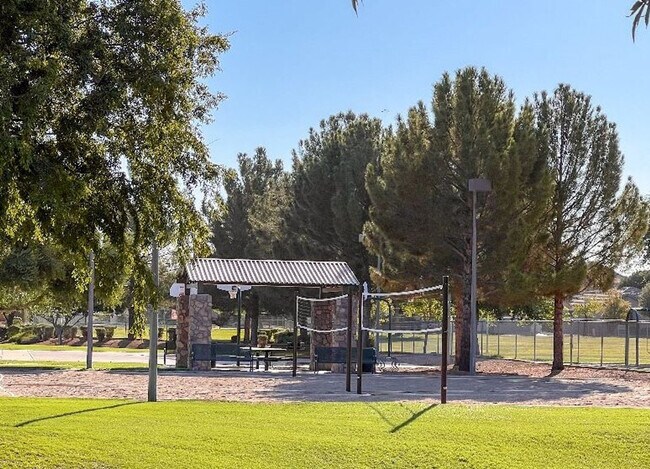 Building Photo - 2949 E Crescent Way