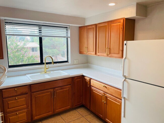 Building Photo - 50 Chaparral Dr