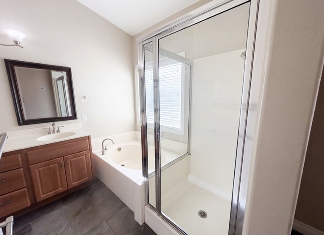 Building Photo - 3630 Vanderbilt Dr