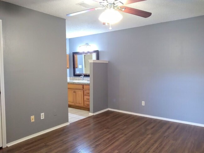 Building Photo - Available Now! GORGEOUS 1 Bedroom 1 Bath CONDO NEAR MEDICAL CENTER!