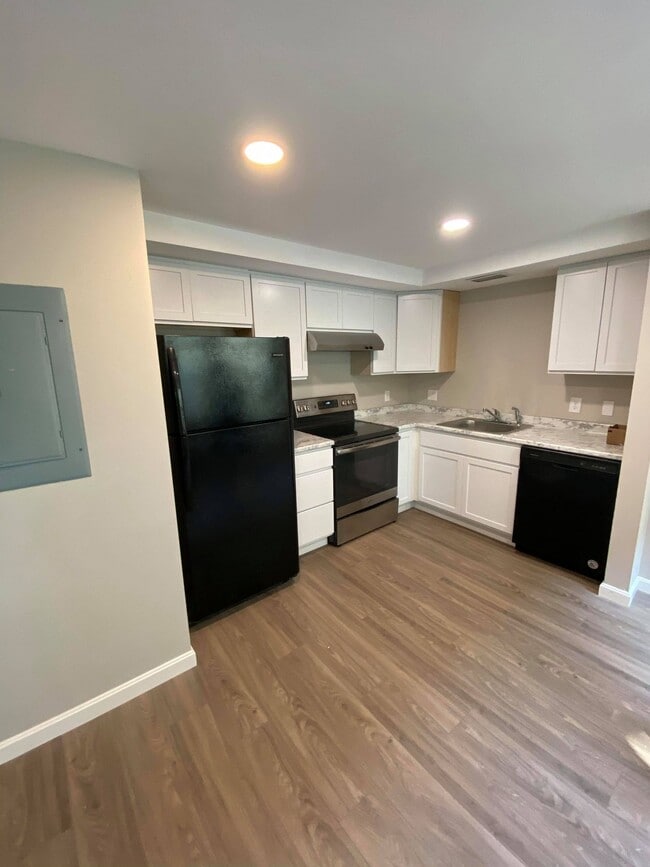 Primary Photo - 1341 Main St