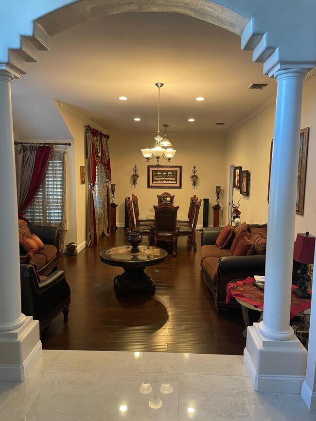 Building Photo - 11310 Pinehaven Ave