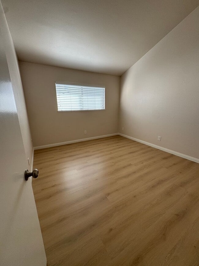 Building Photo - Bright, Updated Home Ready to Move In