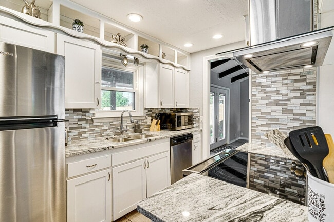 Building Photo - 4624 Trailwood Dr