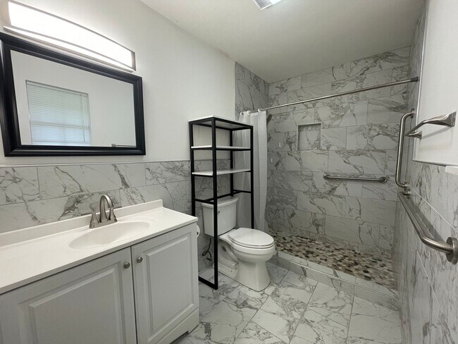Building Photo - New Listing!