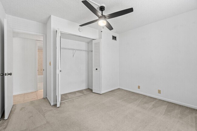 Building Photo - 811 Sky Pine Way