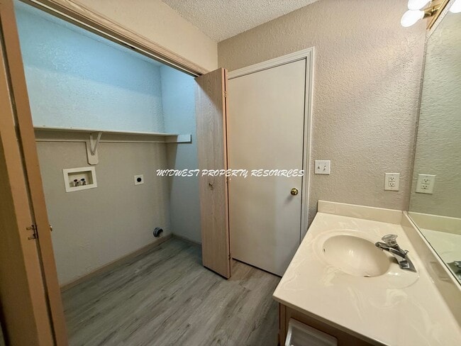 Building Photo - 2 Bedroom/2.5 Bath Townhome for Lease