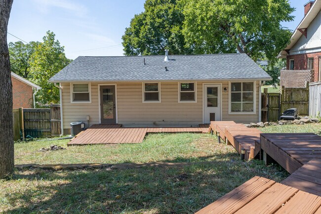 Building Photo - 2104 15th Ave S