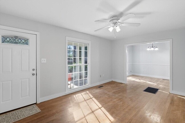 Building Photo - 211 W Lakeview Dr