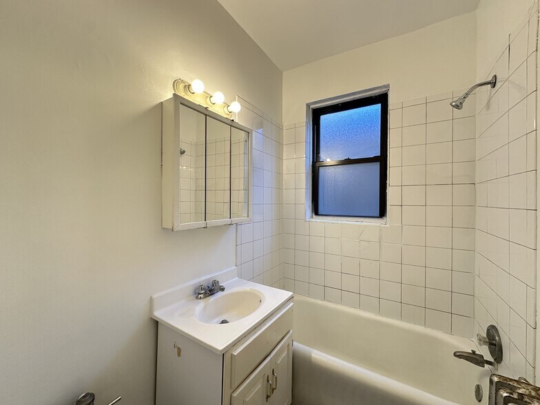 Building Photo - 4834 N Damen Ave