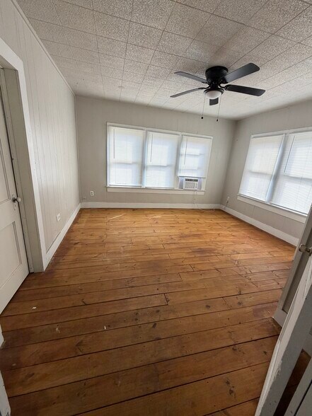 Building Photo - 905 W Main St