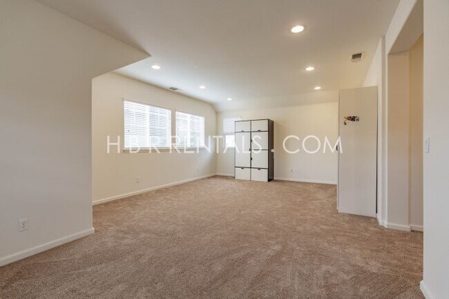 Building Photo - Charming 3-Bed, 3-Bath with 2,037 Sq Ft of Comfort in Mountain House!