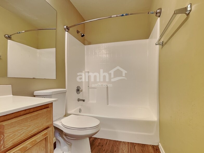 Building Photo - 7515 E Medina Ave