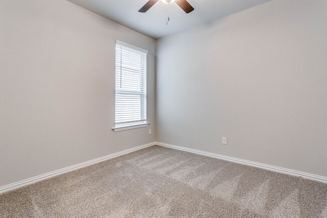 Building Photo - 3 bedroom 2 Bath home Move In Ready