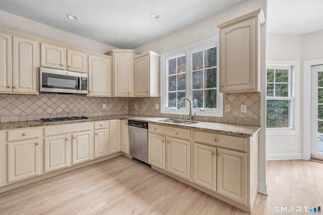 Building Photo - 665 River Rd