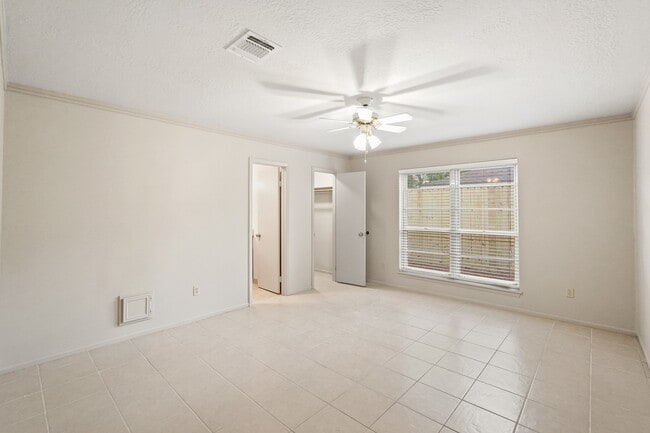 Building Photo - 10834 Lynbrook Dr