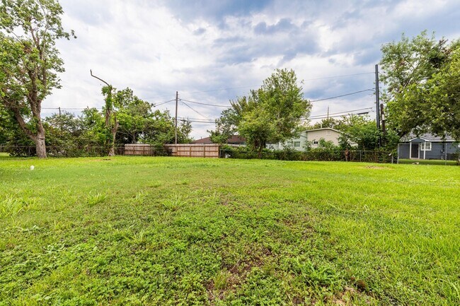 Building Photo - 9529 Fairland Dr
