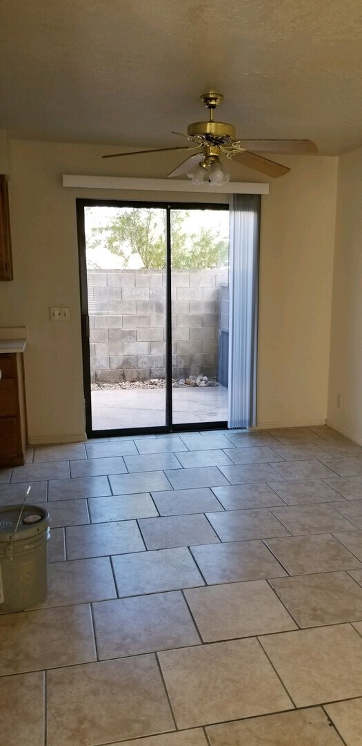 Building Photo - Downtown Town Home