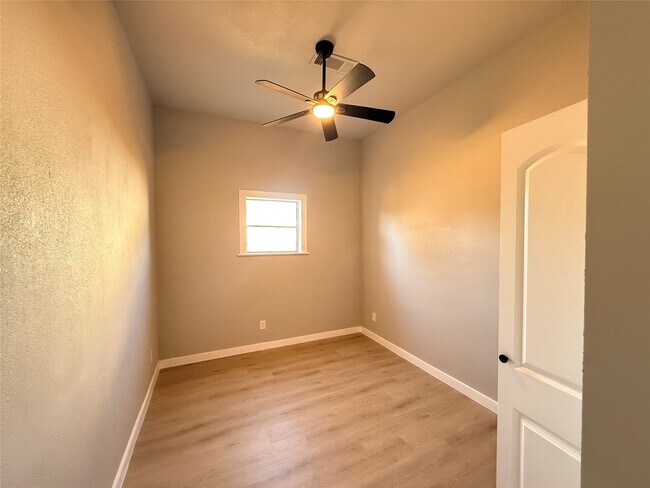 Building Photo - 2209 Gano St